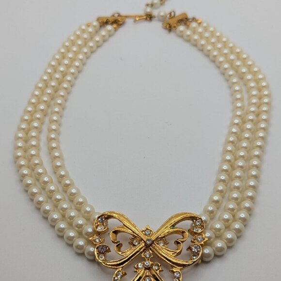 Vintage AVON Triple Strand Necklace Butterfly Pendent Faux Pearl - Picture 10 of 10